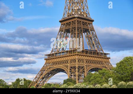 Francia, Parigi, area dichiarata patrimonio dell'umanità dall'UNESCO, la Torre Eiffel ospita gli anelli olimpici installati il 7 giugno 2024 Foto Stock