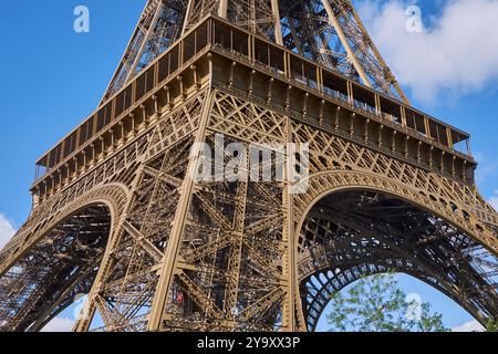 Francia, Parigi, area dichiarata Patrimonio dell'Umanità dall'UNESCO, la Torre Eiffel, il primo piano visto dal basso Foto Stock