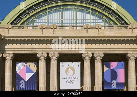 Francia, Parigi (75), zona classée Patrimoine Mondial de l'UNESCO, le Grand Palais, la facciata principale avec la banderole des JO Paris 2024/France, Parigi, area dichiarata Patrimonio dell'Umanità dall'UNESCO, Grand Palais, la facciata principale con lo striscione dei Giochi Olimpici di Parigi 2024 Foto Stock