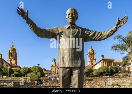 Sudafrica, Pretoria, provincia di Gauteng, statua monumentale di Nelson MANDELA nei giardini degli edifici dell'Unione Foto Stock