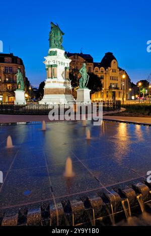 Francia, Territoire de Belfort, Belfort, Place de la eépublique, specchio d'acqua, monumento Ttois Sieges, dopo lo sviluppo nel maggio 2024 Foto Stock