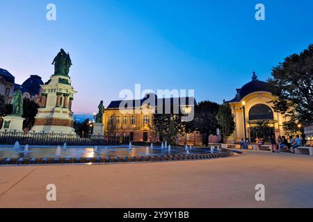 Francia, Territoire de Belfort, Belfort, Place de la eépublique, specchio d'acqua, monumento Ttois Sieges, dopo lo sviluppo nel maggio 2024 Foto Stock