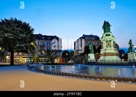 Francia, Territoire de Belfort, Belfort, Place de la eépublique, specchio d'acqua, monumento Ttois Sieges, dopo lo sviluppo nel maggio 2024 Foto Stock