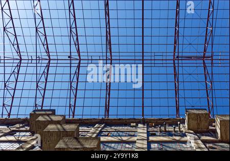 Guardando verso l'atrio cavernoso dell'edificio B del Brooklyn Army Terminal. La struttura progettata da Cass Gilbert si trova nel National Register of Historic Places. Foto Stock