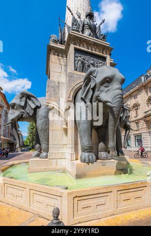 Francia, Savoia, Chambery, la città vecchia, la fontana degli Elefanti soprannominata Les Quatre Sans cUL, eretta nel 1838 Foto Stock