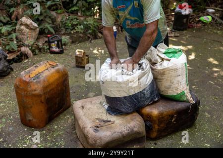 Colombia, dipartimento di Meta, laboratorio clandestino di lavorazione della coca nel cuore dell'Amazzonia, la foglia di coca viene mescolata con cemento, benzina, acido cloridrico per ottenere la pasta di coca (pasta) detta anche base che è la prima fase di lavorazione prima di ottenere la cocaina Foto Stock