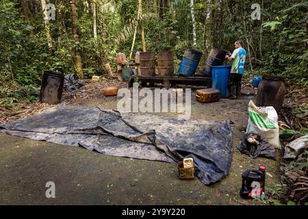 Colombia, dipartimento di Meta, laboratorio clandestino di lavorazione della coca nel cuore dell'Amazzonia, la foglia di coca viene mescolata con cemento, benzina, acido cloridrico per ottenere la pasta di coca (pasta) detta anche base che è la prima fase di lavorazione prima di ottenere la cocaina Foto Stock