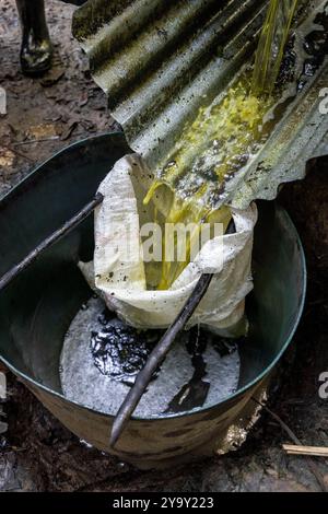 Colombia, dipartimento di Meta, laboratorio clandestino di lavorazione della coca nel cuore dell'Amazzonia, la foglia di coca viene mescolata con cemento, benzina, acido cloridrico per ottenere la pasta di coca (pasta) detta anche base che è la prima fase di lavorazione prima di ottenere la cocaina Foto Stock