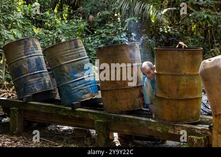 Colombia, dipartimento di Meta, laboratorio clandestino di lavorazione della coca nel cuore dell'Amazzonia, la foglia di coca viene mescolata con cemento, benzina, acido cloridrico per ottenere la pasta di coca (pasta) detta anche base che è la prima fase di lavorazione prima di ottenere la cocaina Foto Stock