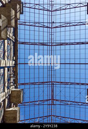 Guardando verso l'atrio cavernoso dell'edificio B del Brooklyn Army Terminal. La struttura progettata da Cass Gilbert si trova nel National Register of Historic Places. Foto Stock