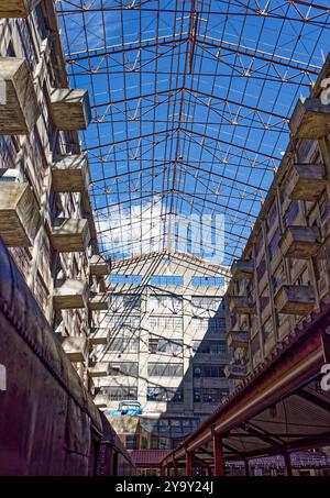 Ammira il nord-est all'interno dell'enorme atrio dell'edificio B del Brooklyn Army Terminal, cuore di un'operazione di deposito ferroviario-nave. Foto Stock