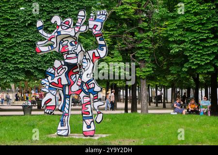 Francia, Parigi, sito patrimonio dell'umanità dell'UNESCO, terrazza Jeu de Paume nei Giardini delle Tuileries, scultura di Jean Dubuffet intitolata le bel Costume Foto Stock