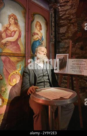 Francia, Parigi, i padiglioni di Bercy installati nelle cantine risalenti alla fine del XIX secolo, il Museo delle Arti Forains (Museo delle Arti della Fiera), la statua di Victor Hugo Foto Stock