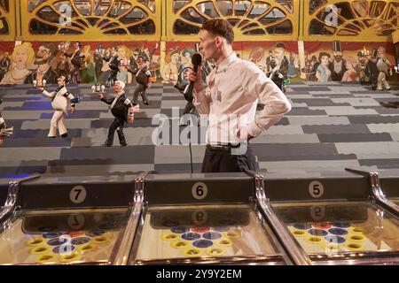 Francia, Parigi, i padiglioni di Bercy installati nelle cantine risalenti alla fine del XIX secolo, Musee des Arts Forains (Museo delle Arti della Fiera), gara dei camerieri Foto Stock