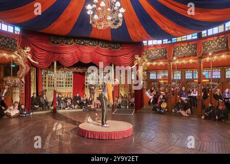 Francia, Parigi, i padiglioni di Bercy installati nelle cantine risalenti alla fine del XIX secolo, il Musee des Arts Forains (Museo delle Arti della Fiera), imparando la Charleston Foto Stock