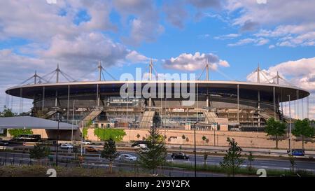 Francia, Senna Saint Denis, Sain -Denis, il quartiere la Plaine Saint Denis, lo Stade de France degli architetti Michel Macary, Aymeric Zublena, Michel Regembal e Claude Costantiniet e l'autostrada A1 Foto Stock