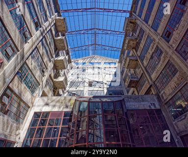 Ammira il nord-est all'interno dell'enorme atrio dell'edificio B del Brooklyn Army Terminal, cuore di un'operazione di deposito ferroviario-nave. Foto Stock