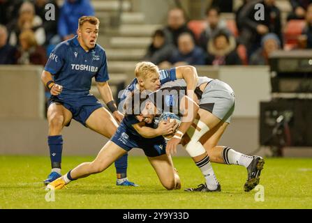 11 ottobre 2024; Salford Community Stadium, Salford, Lancashire, Inghilterra; English Premiership Rugby, sale Sharks contro Newcastle Falcons; Aaron Reed di sale Sharks affronta Ethan Grayson dei Newcastle Falcons guardato da Joe Carpenter Credit: Action Plus Sports Images/Alamy Live News Foto Stock