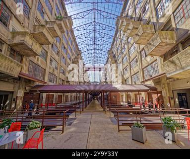 Ammira il sud-ovest all'interno dell'enorme atrio dell'edificio B del Brooklyn Army Terminal, cuore di un'operazione di deposito ferroviario-nave. Foto Stock