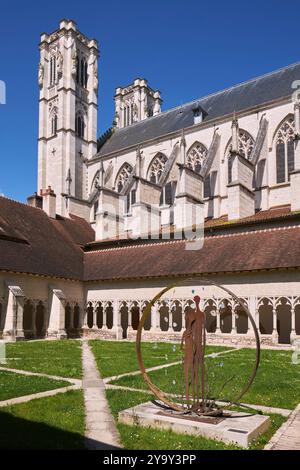 Francia, Saone et Loire, Chalon sur Saone, il chiostro canonico della cattedrale di San Vincenzo, scultura in metallo, opera di Florence de Ponthaud Neyrat che rappresenta Adamo ed Eva Foto Stock