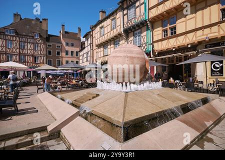 Francia, Saone e Loira, Chalon sur Saone, Place Saint Vincent, fontana le chemin de vie, progettata da Ivan Avoscan, case per metà in legno e terrazze caffè Foto Stock