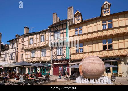 Francia, Saone e Loira, Chalon sur Saone, Place Saint Vincent, fontana le chemin de vie, progettata da Ivan Avoscan, case per metà in legno e terrazze caffè Foto Stock