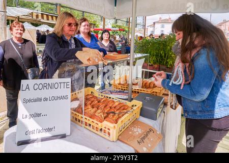 Francia, Saone e Loira, Bresse borgognona, Louhans, il mercato alimentare, vendita di corniottes, specialità locali Foto Stock