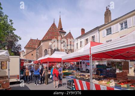 Francia, Saone e Loira, Bresse borgognona, Louhans, il mercato alimentare vicino alla chiesa Foto Stock