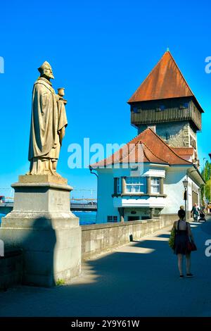 Germania, Baden-Württemberg, Lago di Costanza (Bodensee), Costanza (Costanza), statua lungo il Seerhein (Lago Reno) e la torre Rheintorturm Foto Stock