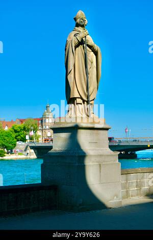 Germania, Baden-Württemberg, Lago di Costanza (Bodensee), Costanza (Costanza), statua lungo il Seerhein (Lago Reno) e la torre Rheintorturm Foto Stock