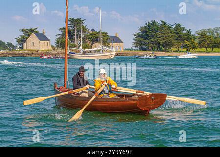 Francia, Morbihan, Golfo di Morbihan, Séné, canottaggio a Port Anna, isola di Boëdic sullo sfondo durante la settimana del Golfo, edizione 2023 Foto Stock