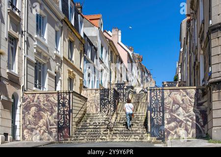 Francia, Pas de Calais, Cote d'Opale (Costa d'Opale), Boulogne sur Mer, affresco di Gonzalo Borondo che ha vinto il primo premio per "Golden Street Art" premiando l'affresco più bello di Francia nel 2020 Foto Stock