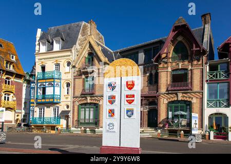 francia, somme, Mers les bains, Belle Époque ville con facciate colorate e in primo piano un vecchio indicatore di chilometri che segna il limite tra i comuni di Mers les Bains e le Tréport, ma anche tra le regioni della Normandia e della Piccardia, i dipartimenti della somme e della Senna-Maritime. Inaugurato nel settembre 2014, è opera della ceramista Louise Bulcourt Foto Stock