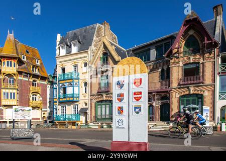 francia, somme, Mers les bains, Belle Époque ville con facciate colorate e in primo piano un vecchio indicatore di chilometri che segna il limite tra i comuni di Mers les Bains e le Tréport, ma anche tra le regioni della Normandia e della Piccardia, i dipartimenti della somme e della Senna-Maritime. Inaugurato nel settembre 2014, è opera della ceramista Louise Bulcourt Foto Stock