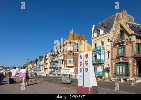 francia, somme, Mers les bains, Belle Époque ville con facciate colorate e in primo piano un vecchio indicatore di chilometri che segna il limite tra i comuni di Mers les Bains e le Tréport, ma anche tra le regioni della Normandia e della Piccardia, i dipartimenti della somme e della Senna-Maritime. Inaugurato nel settembre 2014, è opera della ceramista Louise Bulcourt Foto Stock