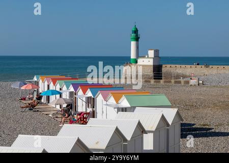 francia, seine maritime, le treport, cabine sulla spiaggia, molo e faro Foto Stock