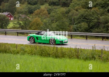 BORGUND, NORVEGIA - 13 AGOSTO 2016: Auto sportiva Porsche Boxster 981 verde in Norvegia con effetto motion blur Foto Stock