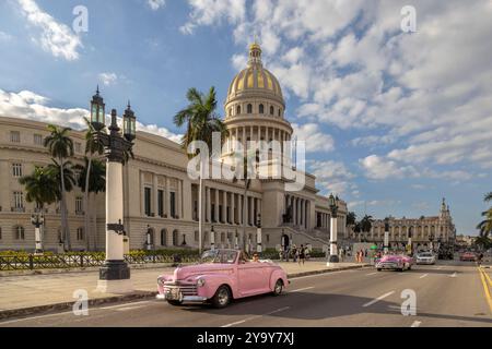 Cuba, provincia di Ciudad de la Habana, Avana, quartiere di Centro Habana, vettura americana sul Paseo del Prado anche chiamato Paseo José Marti il collegamento di Capitol e Malecon Foto Stock