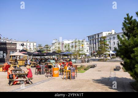 Francia, Finistere, Brest, Piazza della libertà con terrazza durante una giornata estiva Foto Stock