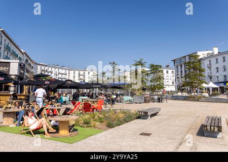 Francia, Finistere, Brest, Piazza della libertà con terrazza durante una giornata estiva Foto Stock