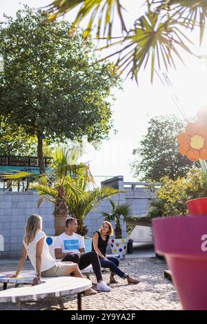 Francia, Finistere, Brest, Piazza della libertà con terrazza durante una giornata estiva Foto Stock