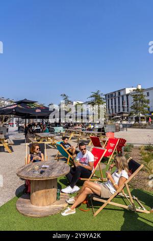 Francia, Finistere, Brest, Piazza della libertà con terrazza durante una giornata estiva Foto Stock