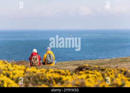 Francia, Finistere, isola Ouessant, fai una pausa di fronte al mare durante una passeggiata sull'isola Foto Stock