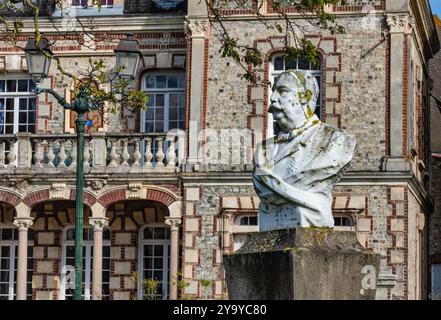 Francia, Calvados, Cabourg, busto di Charles Bertrand di fronte alla sua villa, Argentina Foto Stock