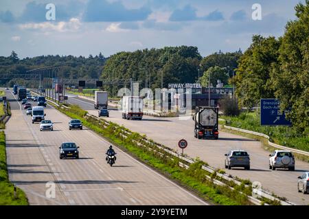 Valico di frontiera di Goch, autostrada A57, dalla Germania ai Paesi Bassi, poco traffico, NRW, Germania Foto Stock