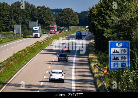 Autobahn A57, dietro il valico di frontiera Goch, Germania, verso i Paesi Bassi, poco traffico, insegna per le regole del traffico in Germania, NRW, Germania Foto Stock