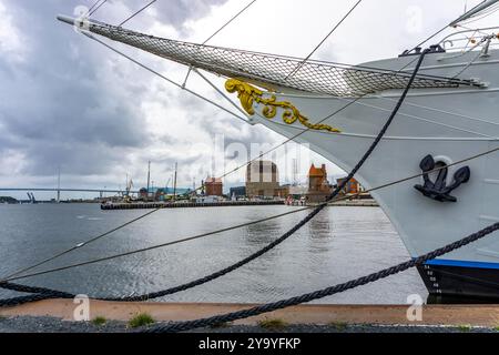 L'ex nave da addestramento Gorch Fock i, nel porto della città anseatica e sito patrimonio dell'umanità dell'UNESCO, Stralsund, oggi nave museo, Meckle Foto Stock