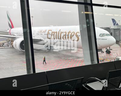 Aeromobili Boeing 777-300 ER di Emirates Airlines presso la rampa del piazzale dell'aeroporto Chopin di Varsavia, Polonia, UE Foto Stock