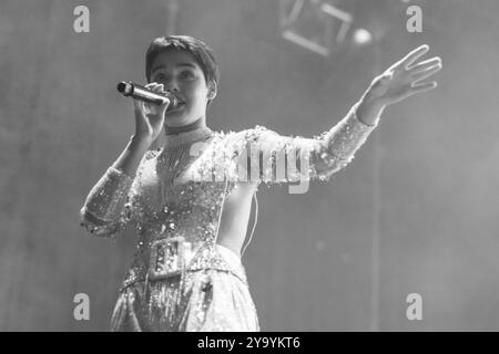 La cantante Aye Alfonso si esibisce durante il concerto Hispanic Heritage alla Puerta del Sol di Madrid, 11 ottobre 2024, Spagna Foto Stock