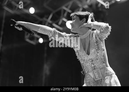 La cantante Aye Alfonso si esibisce durante il concerto Hispanic Heritage alla Puerta del Sol di Madrid, 11 ottobre 2024, Spagna Foto Stock